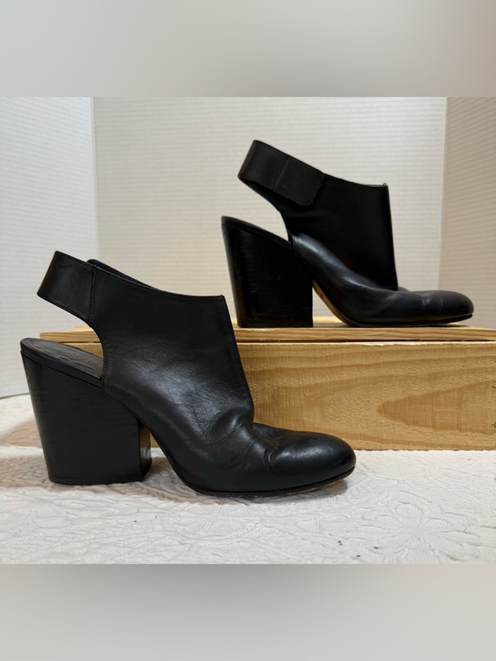 Vince Black Leather Slingback Block Heels 7.5 Minimalist Italy Quiet Luxury